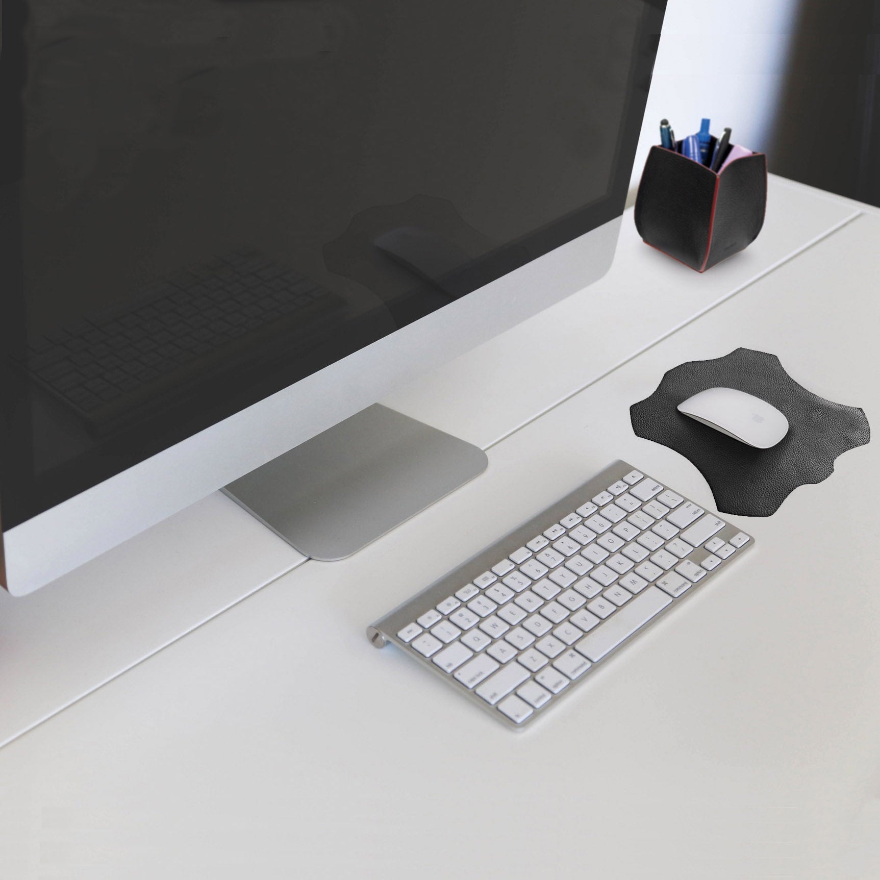 K0001AB | Mouse Pad Made in Italy Full grain genuine leather, dollar grain - Black color - Size: cm 20 x 23 - Package: Tnt tubular bag