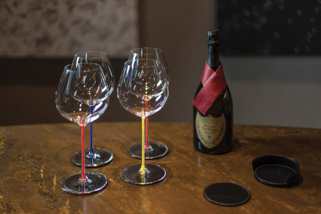 K0007AB | 6-piece Under Glass Set made of genuine full grain leather, smooth. Under glasses size: ø 9 cm, Under glasses holder size: ø 9 x 3.0 cm.  Packaging: Tnt bag