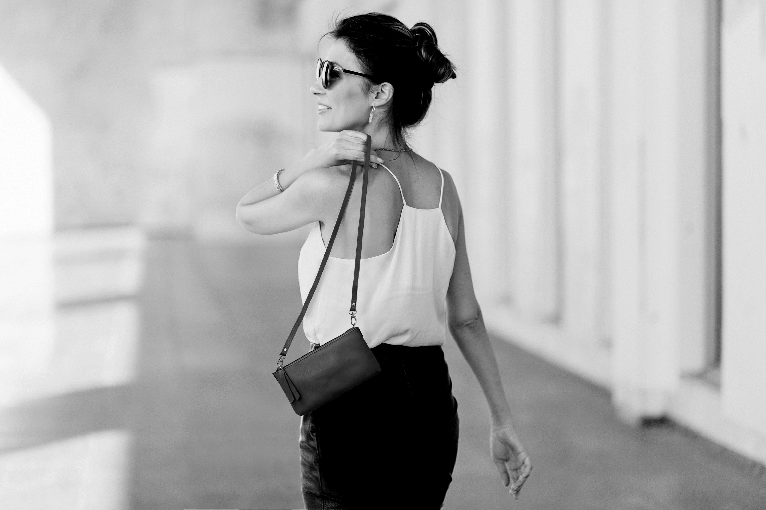 K0013AB | Women's strap in genuine full-grain leather, with light grain. Removable shoulder strap. Polished Nickel hardware. Black color. Dimensions: 20 x 10.5 x 2 cm. Packaging: Tnt bag