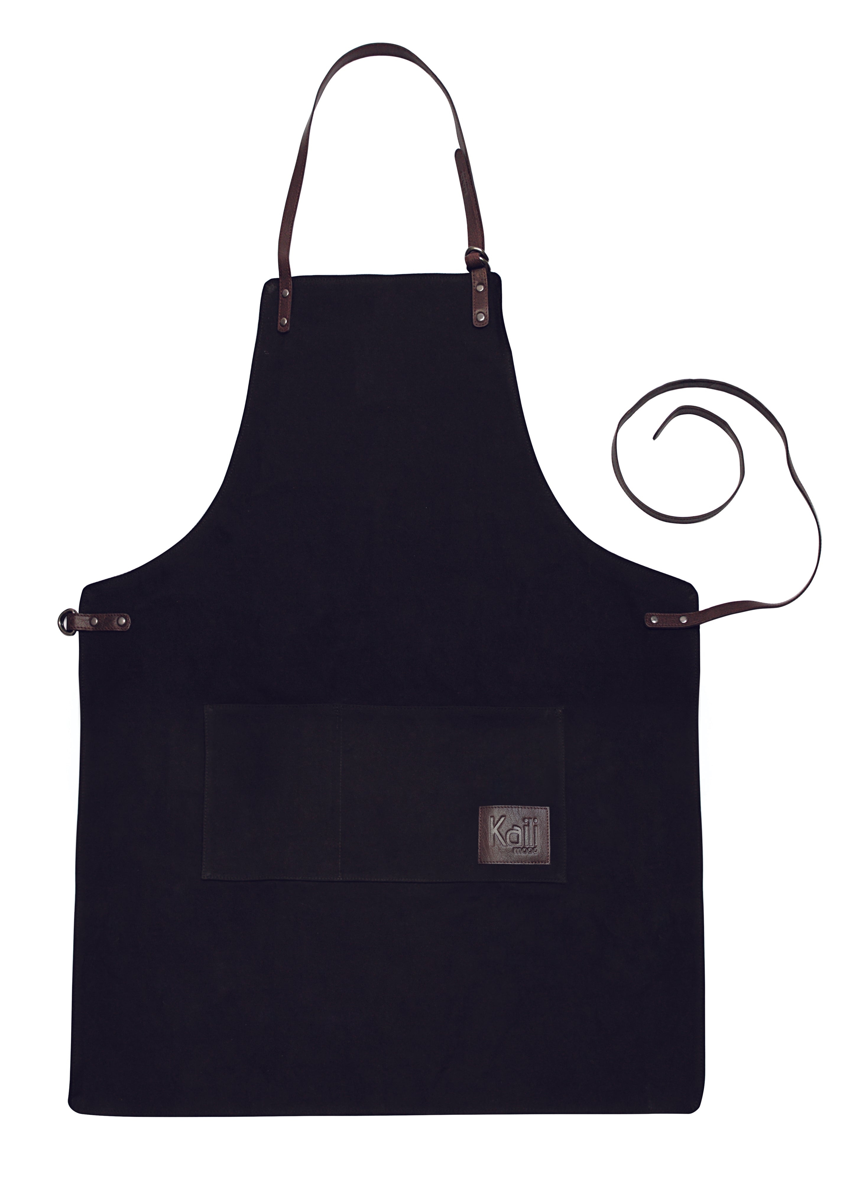 K0015AB | Canvas/ Genuine full-grain leather, ruffled Work Apron. Black/Brown head color. Nickel Antique Accessories. Dimensions: 70 x 90 x 0.5 cm. Packaging: Polybag