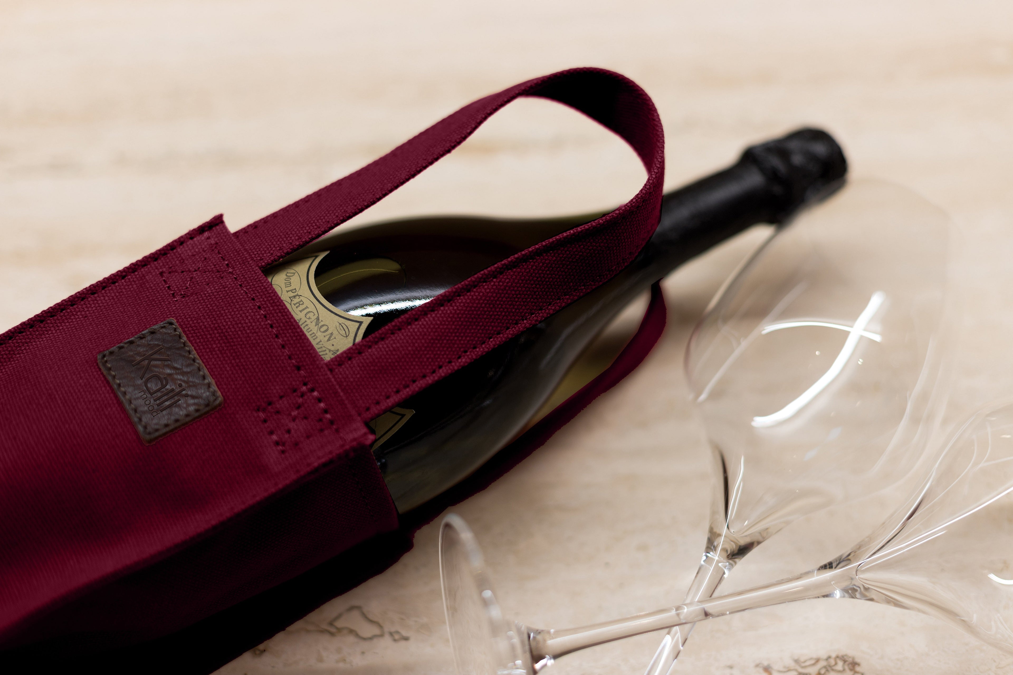 K0016XB | Canvas/ Genuine full-grain leather bottle holder bag, ruffled. Bordeaux/Brownhead color. Capacity: 1 bottle. Dimensions: 10 x 37 x 10 cm. Packaging: Polybag