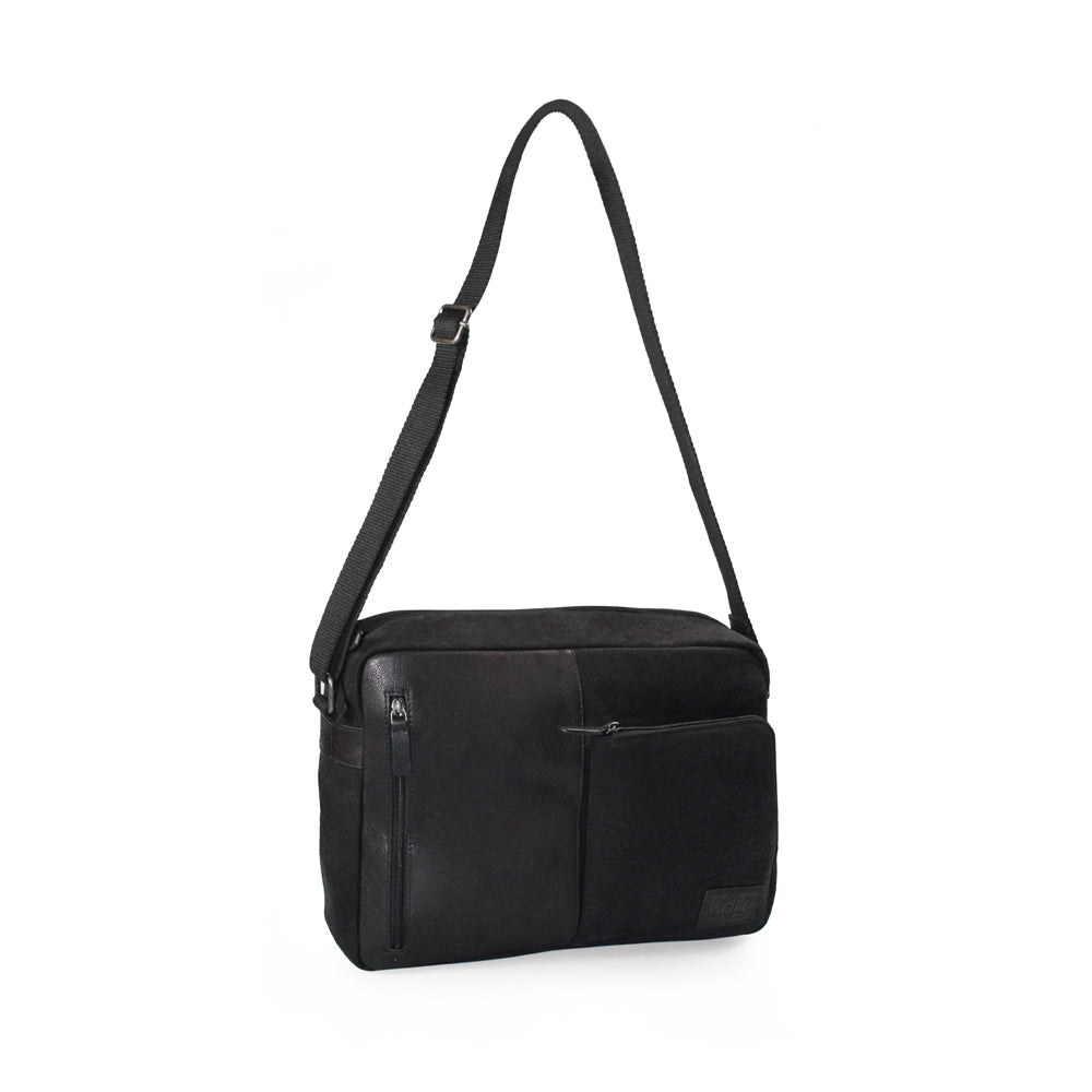 K0022AB | Messenger made of Canvas/Vera Leather, full-grain, ruffled - Color Black. Nickel Antiqued accessories, Zip top closure. Dimensions: 35 x 26 x 10 cm. Packaging: Tnt bag