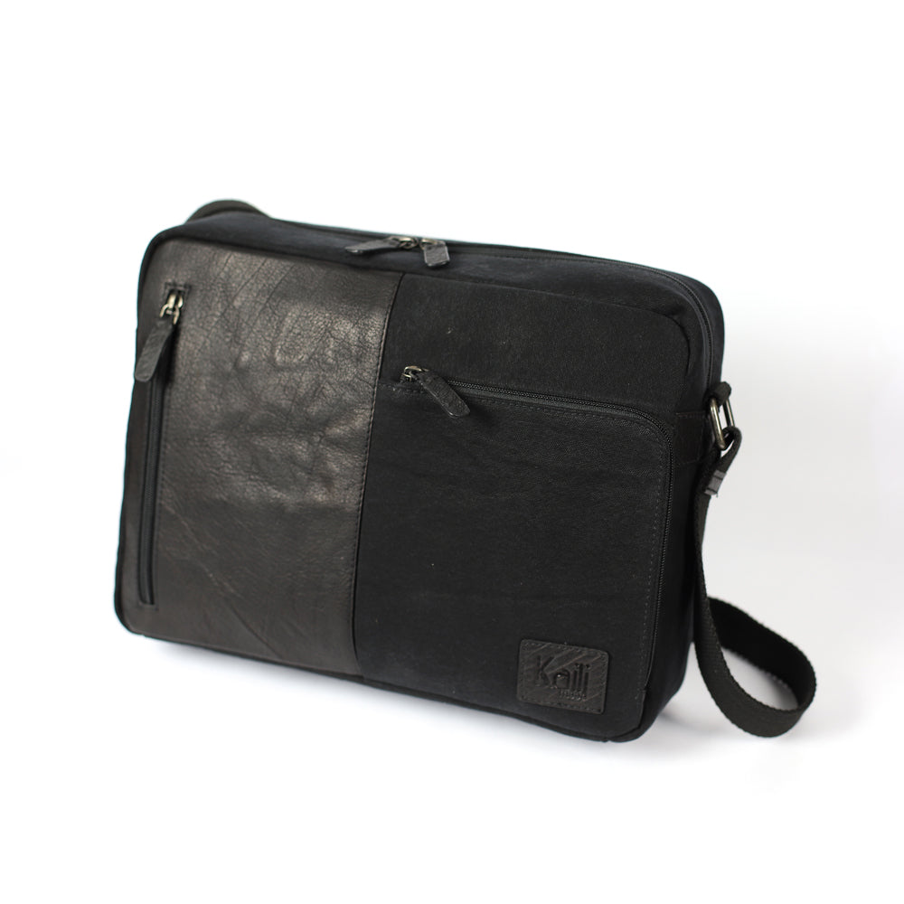 K0022AB | Messenger made of Canvas/Vera Leather, full-grain, ruffled - Color Black. Nickel Antiqued accessories, Zip top closure. Dimensions: 35 x 26 x 10 cm. Packaging: Tnt bag