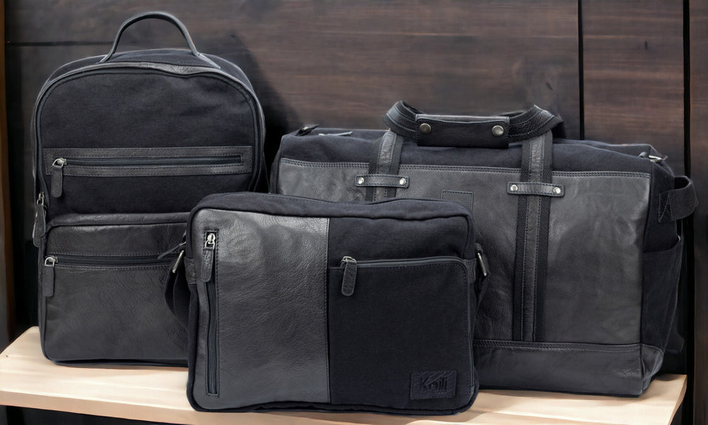 K0022AB | Messenger made of Canvas/Vera Leather, full-grain, ruffled - Color Black. Nickel Antiqued accessories, Zip top closure. Dimensions: 35 x 26 x 10 cm. Packaging: Tnt bag