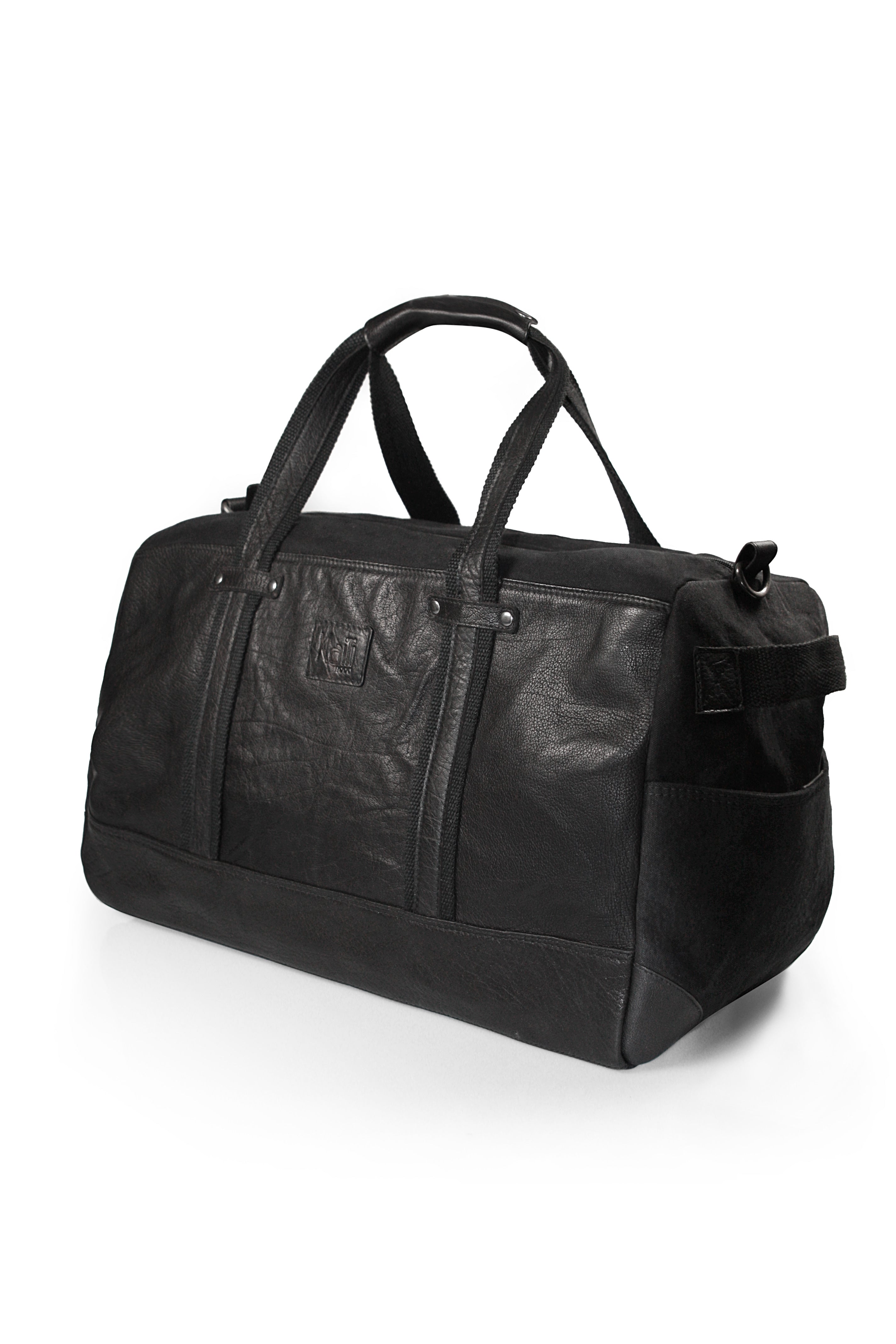 K0024AB | Canvas/Vera Leather Travel Duffle Bag, full-grain, ruffled - Black Color. Nickel Antique Accessories, Zipper Closure. Dimensions: 48 x 31 x 22 cm - Packaging: Tnt bag
