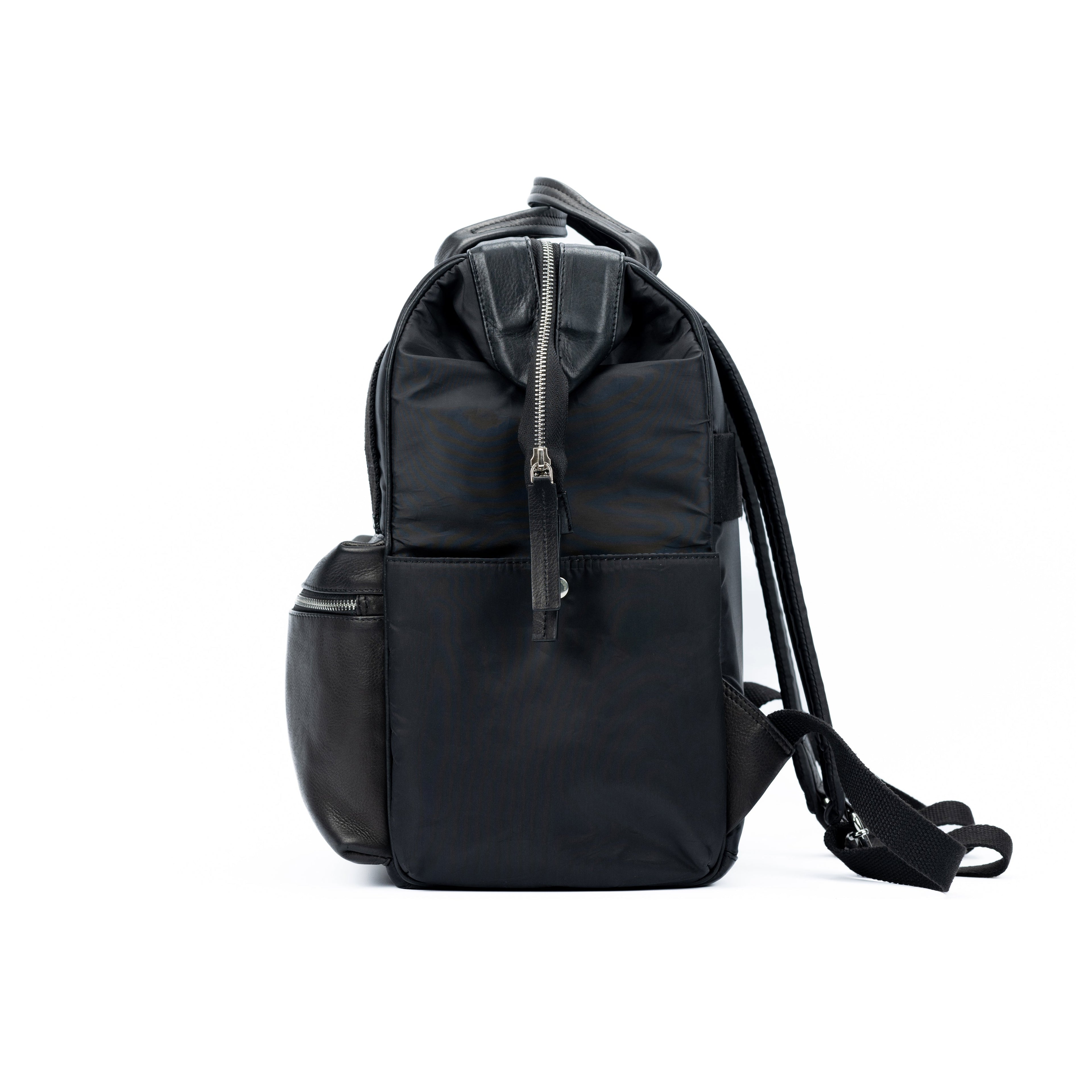 K0037AB | Waterproof Nylon Backpack/Full Grain Leather with Light Grain - Black Color - Polished Nickel Accessories. Dimensions: 27 x 39 x 19 cm - Packaging: Tnt bag