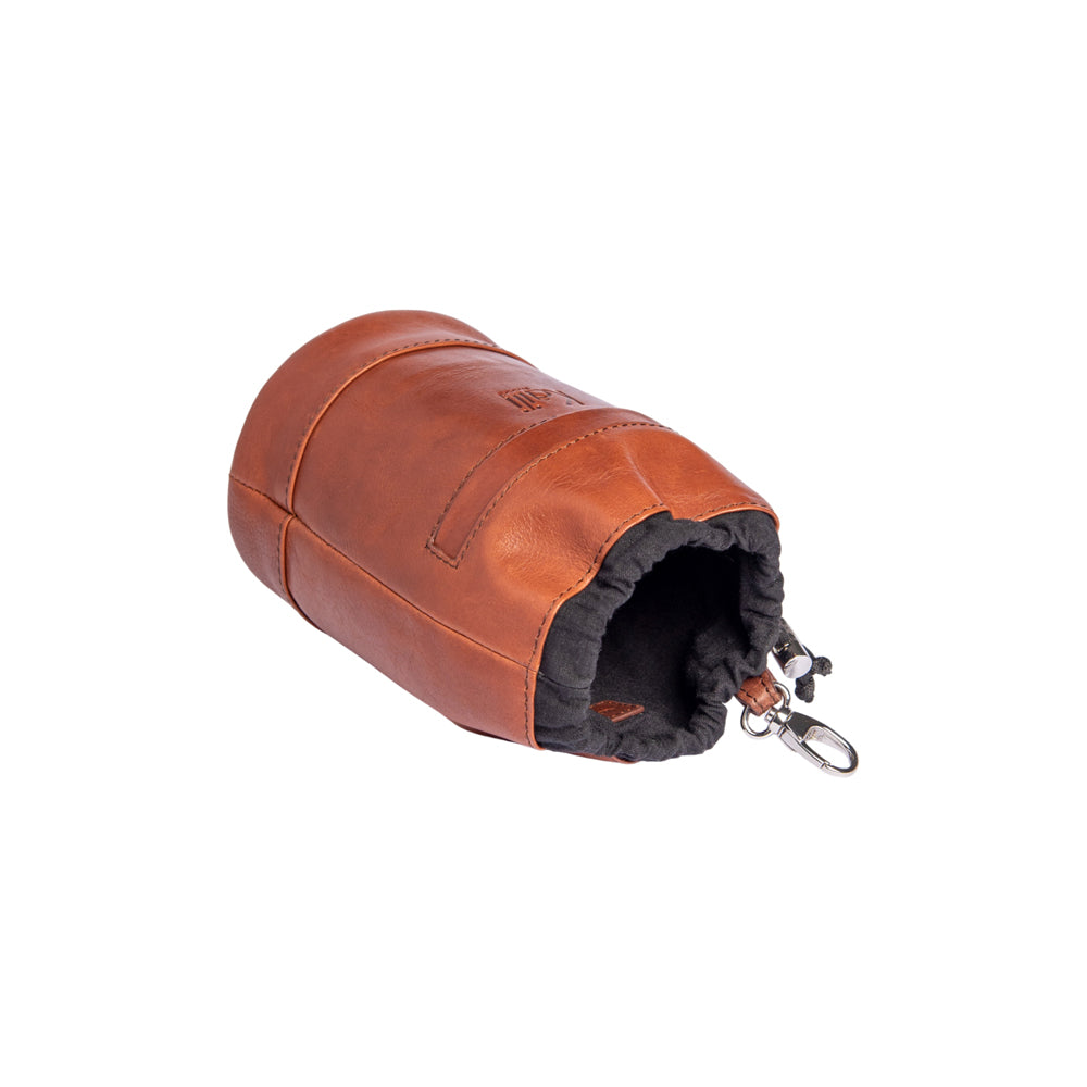 K0055SB | Hands-Free Drawstring Clutch in Genuine Full-Grain Oiled Leather. Cotton Lining. Cognac Color. Dimensions: 10 x 17 x 9.5 cm. Packaging: Non-Woven Fabric Bag