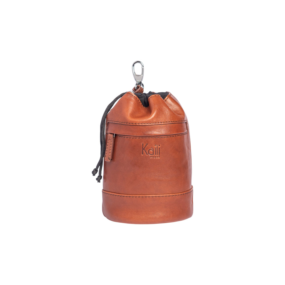 K0055SB | Hands-Free Drawstring Clutch in Genuine Full-Grain Oiled Leather. Cotton Lining. Cognac Color. Dimensions: 10 x 17 x 9.5 cm. Packaging: Non-Woven Fabric Bag