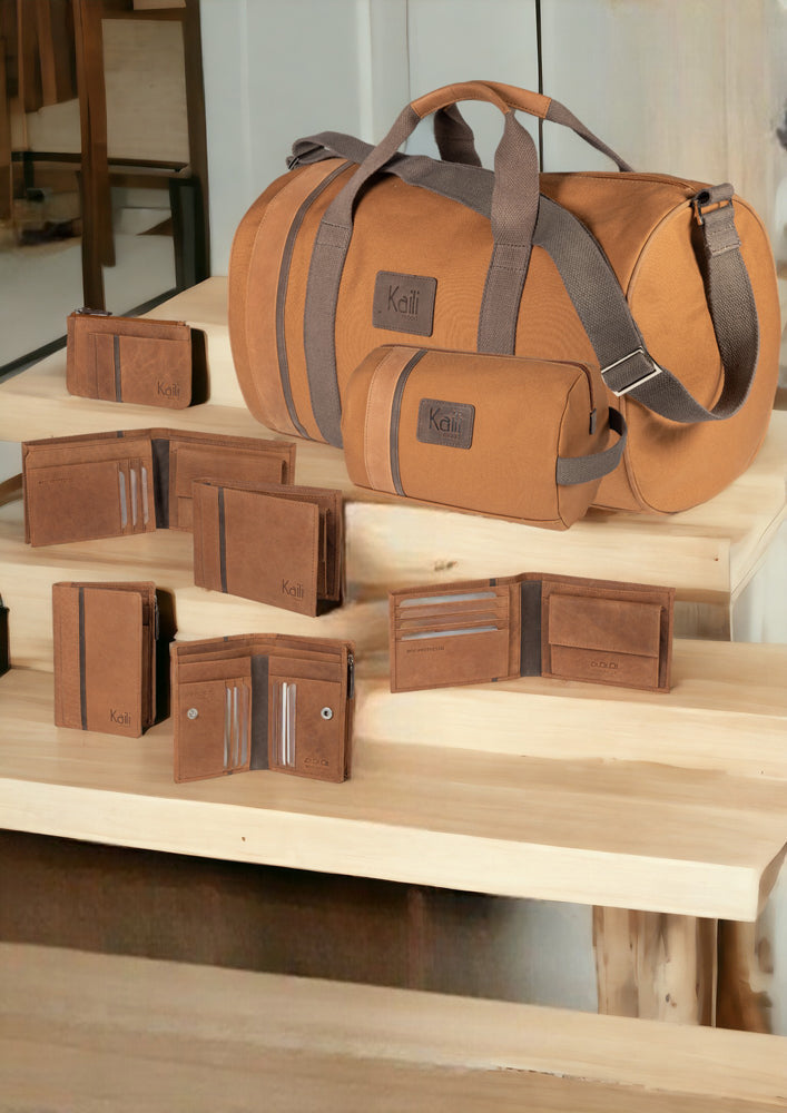 K2005UB | Beauty Case in Canvas 100% Cotton/Full Grain Leather, Naked. Leather color. Side handle. Zipper closure. Dimensions: 25 x 15 x 17 cm. Packaging: Tnt bag