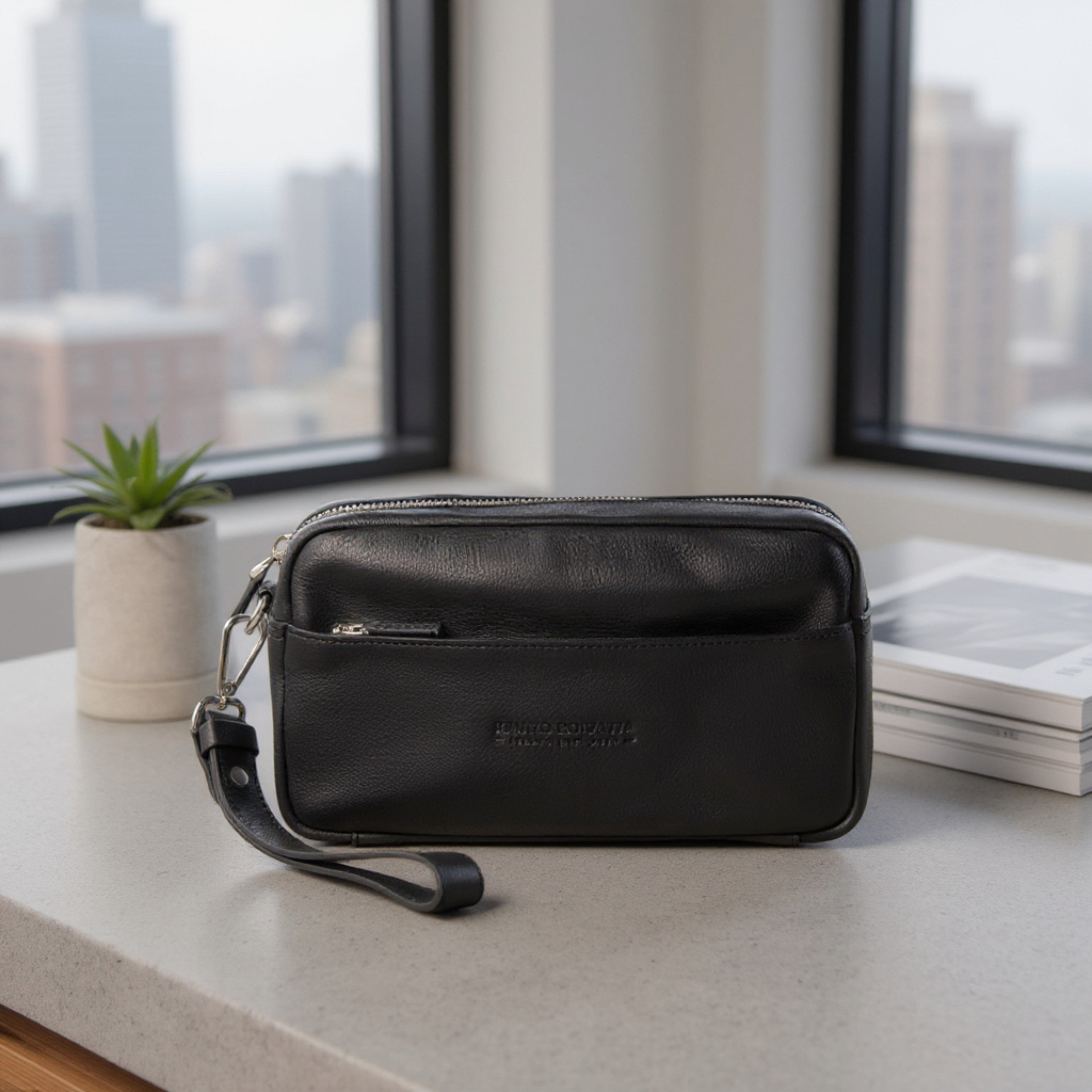 RB0046A | KEVIN Men's Clutch Bag with Wrist Strap in Genuine Full-Grain Leather with a Light Grain. Removable Handle. Black. Dimensions: 22 x 13 x 5 cm.